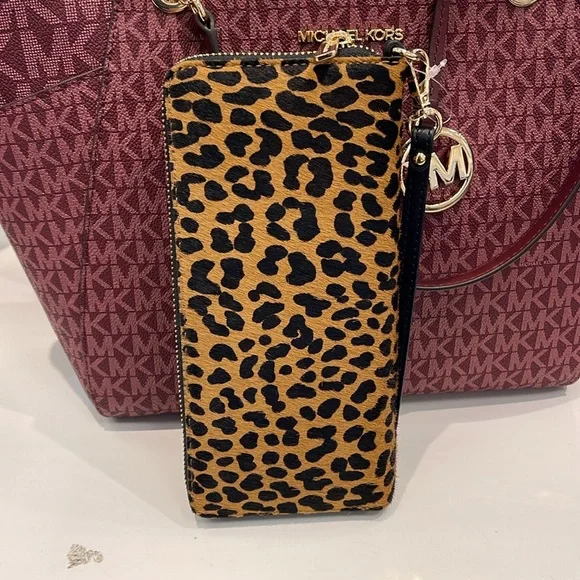 MICHAEL KORS
Leather Lg Continental Wristlet Phone Wallet Exotic Print Hair Calf - Picture 4 of 16